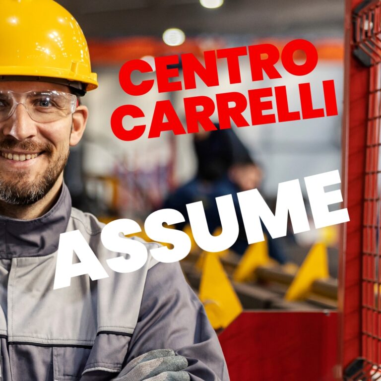 Un tecnico di Centro Carrelli con casco e occhiali di protezione in officina, accanto alla scritta "Centro Carrelli assume"